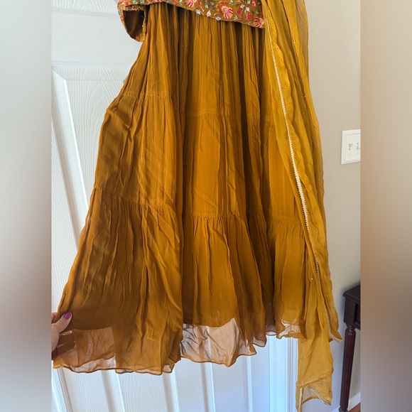 Lehenga Set Size Small - Picture 4 of 7